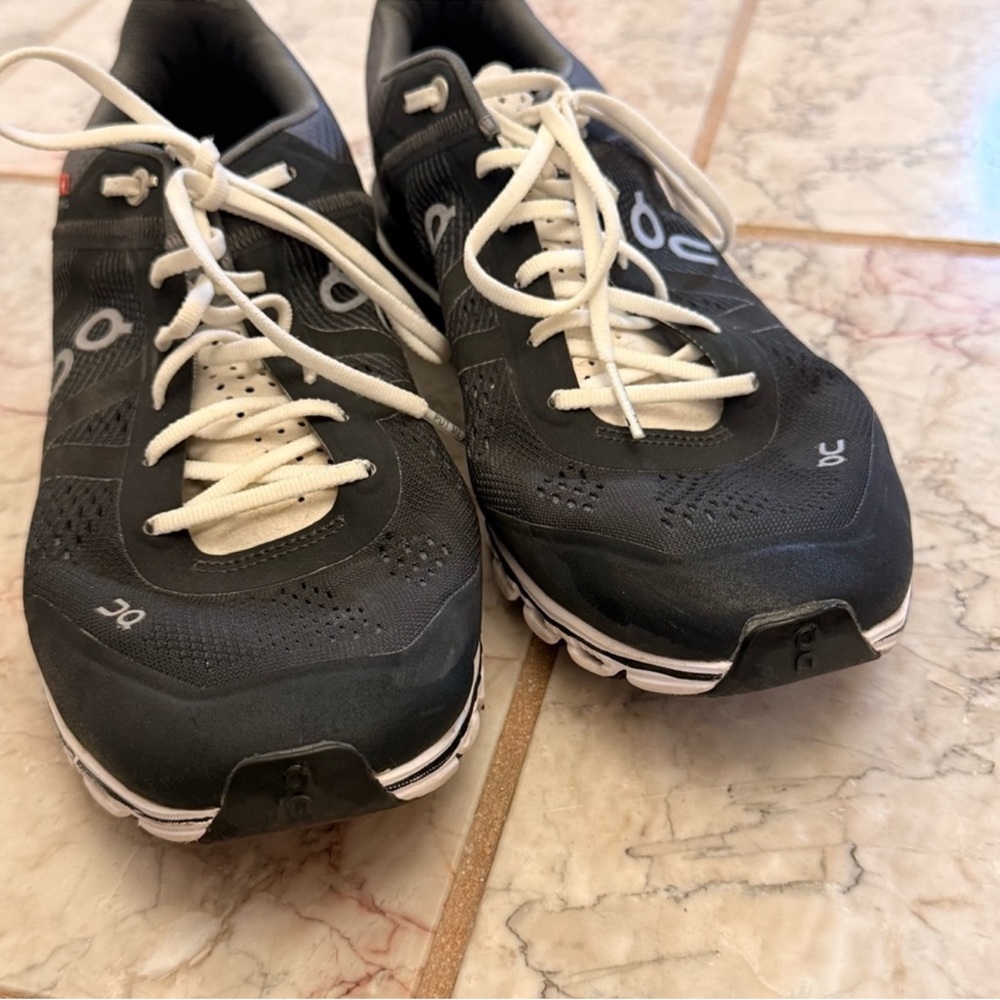 On Running Cloud Women’s 9 Black White Classic Athletic Lightweight Running Shoe - Picture 4 of 9